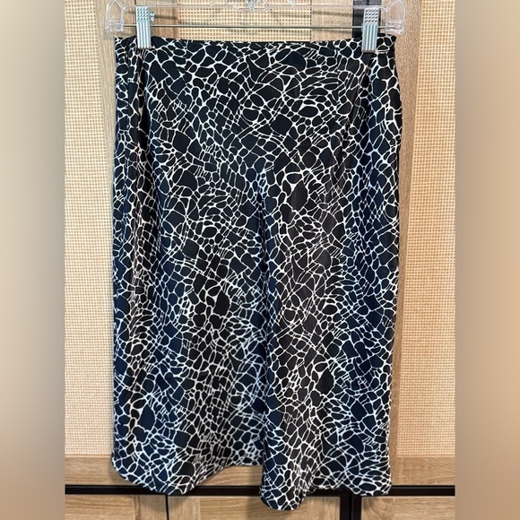 Old Navy Collection Skirt Size 4 Black White Abstract Animal Print 22” - Picture 3 of 4